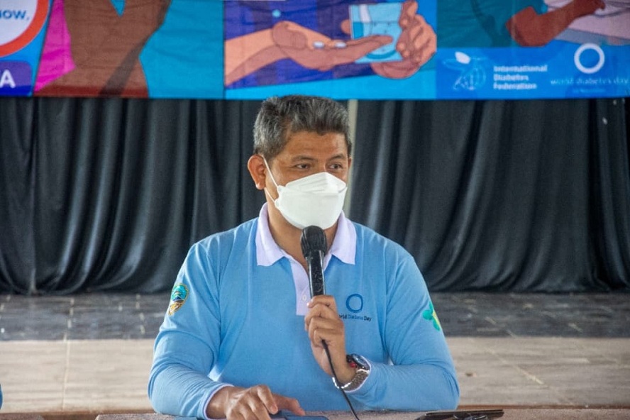 Tasikmalaya - Dinas Kesehatan Kota Tasikmalaya mengadakan kegiatan penyuluhan Diabetes dengan tema “Cegah dengan cerdik, kelola dengan patuh” dalam rangka memperingati Hari Diabetes Sedunia. Kegiatan ini dilaksanakan di Saung Gunung Jati (SGJ) Kota Tasikmalaya dan dihadiri oleh beberapa pihak, diantaranya Dinas Kesehatan Kota Tasikmalaya, IDI Kota Tasikmalaya, Pengelola PPTM dari Puskesmas Kota Tasikmalaya, Masyarakat Penyandang Diabetes Melitus, dan beberapa tamu lainnya.16/11/21 Diwakili oleh Kabid P2P (Asep Hendra Hendriana),Kepala Dinas Kesehatan Kota Tasikmalaya dalam sambutannya menyampaikan harapan bahwa masyarakat dapat menyadari dan melakukan pengendalian dini terhadap penyakit diabetes dengan cerdik dan patuh menjga kesehatan diri sembari berkonsultasi langsung dengan para ahli yang hadir di kegiatan pada hari ini.