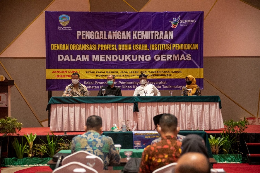Bertempat di Hotel Grand Metro, Dinas Kesehatan Kota Tasikmalaya menggelar kegiatan Penggalangan Kemitraan Dengan Organisasi Profesi, Dunia Usaha, Institusi Pendidikan dalam mendukung Germas. Kegiatan yang dilaksanakan pada 4 November 2021 ini turut dihadiri oleh Asisten Pemerintahan dan Kesejahteraan Rakyat Sekretariat Daerah Kota Tasikmalaya, Bapelitbangda Kota Tasikmalaya, Perwakilan Organisasi profesi, Institusi pendidikan dan dunia usaha, serta tamu undangan lainnya. Kegiatan Penggalangan Kemitraan ini bertujuan dalam membangun kerjasama di bidang Pola Hidup Bersih dan Sehat dengan diiringi dukungan dari semua pemangku kepentingan baik pemerintah Kota Tasikmalaya, Organisasi Profesi, Dunia Usaha, Lembaga serta Institusi Pendidikan. Asisten Pemerintahan dan Kesejahteraan Rakyat Sekretariat Daerah Kota Tasikmalaya, Drs. H. Undang Hendiana menyampaikan bahwa untuk meningkatkan indeks pembangunan perlu dukungan masyarakat secara luas karena menjadi hal dasar terutama mendukung Germas.