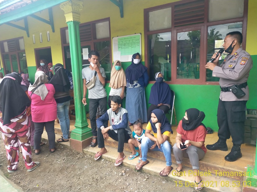 Percepatan Pencapaian Target Sasaran Vaksinasi,Kapolsek Tamansari Berikan Sembako