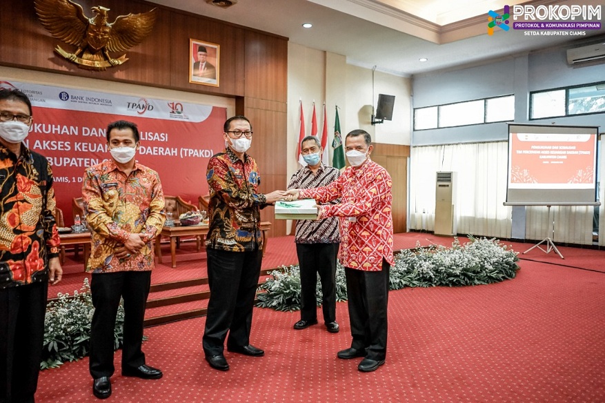 Tingkatkan Akses Keuangan Daerah, Bupati Herdiat Kukuhkan Tim TPAKD Kabupaten Ciamis