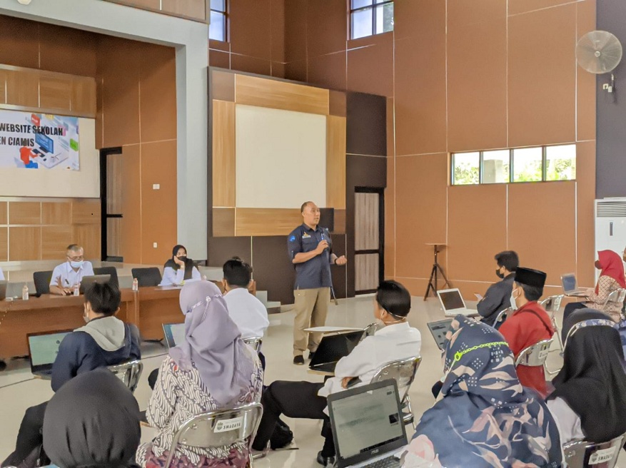 Sekdis Pendidikan Kabupaten Ciamis, Endang Kuswana Membuka Acara Sosialisasi Pengelolaan Website Sekolah