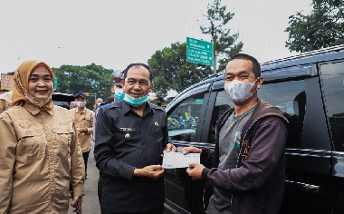 Tujuan dari kegiatan ini adalah untuk memastikan bahwa kendaraan yang ada di Kota Cimahi telah memenuhi standar baku mutu emisi sehingga dapat mencegah pencemaran udara di Kota Cimahi. Hal ini juga dalam dilaksanakan dalam mewujudkan Kota Cimahi menjadi Kota Ramah Lingkungan. “Dengan uji emisi kita dapat mengetahui tingkat polusi di perkotaan, di Kota Cimahi… Alhamdulillah masih banyak kendaraan yang lulus uji emisi,” ungkap Ngatiyana selepas meninjau dan memantau langsung pelaksanaan uji emisi Uji emisi dilakukan untuk mengetahui kondisi kendaraan dengan mengecek emisi atau gas mesin yang dibuang ke udara. Emisi atau gas buang kendaraan adalah sisa pembakaran di ruang mesin, yang akan keluar melalui exhaust system atau knalpot. Gas buang sisa pembakaran ini sangat berbahaya karena mengandung cukup banyak zat beracun, diantaranya karbon monoksida, karbon dioksida, nitrogen oksida dan hidrokarbon. Oleh karenanya setiap kendaraan perlu melakukan uji emisi untuk mengetahui tingkat efisiensi pembakaran dalam mesin. Pengujian ini perlu dilakukan karena memberikan dampak besar bagi lingkungan hidup maupun kondisi kendaraan itu sendiri. (Dewi)