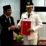Pelantikan Wabub Muara Enim.Ahmad Kaffa berlangsung sejuk Dan Hikmat Palembang.Sergap.Co.Id Hari moment yang sangat ditunggu oleh para awak media untuk peliputan rangkaian kegiatan acara pengambilan sumpah jabatan Wakil Bupati Ahmad Usmarwi Kaffah,SH di lantik Gubernur Sumsel H.Herman Deru secara virtual sekira pukul 09 wib, rabu 25 januari 2023, Pelantikan Wabup Muara Enim dihadiri OPD Muara Enim, tamu undangan lainnya terbatas harus yang membawa undangan kata salah satu petugas pol pp yang menunggu di pintu gerbang rumdin Gubernur, dijaga ketat dan pintu ditutup rapat Sementara itu puluhan awak media yang mau masuk untuk melakukan peliputan acara pelantikan wabup Muara Enim, kecewa seperti dilontarkan wartawan sergap Hermasyah, " sangat disayangkan acara ini tidak boleh diliput oleh kawan kawan media terutama ada yang datang dari muara enim, untuk pengambilan gambar acara tersebut ujar " Herman. Senada juga disampaikan oleh MMC Aan, sangat kecewa acara pelantikan wabup muara enim, di griya agung awak media tidak boleh masuk oleh pol pp, sesuai perintah satu pintu kami hanya menjalankan perintah ujar " salah satu petugas pol pp kepada wartawan yang akan masuk melalui pintu gerbang depan dsn sempat terjadi adu mulut antara petugas pol pp dengan wartawan karena dilarang masuk tidak boleh mengambil gambar,oleh kami hanya menjalankan perintah dan langsung ke Diskominfo Sumsel "ucapnya Pantauan wartawan rabu (25/1) suasasana pelantikan wabup muara enim nampak sepi, hanya terlihat karangan bunga ucapan sepanjang jalan didekat griya agung, ysng undangan tertentu yang bisa mengikuti upacara pelantikan dan pengucapan sumpah janji jabatan dipimpin langsung gubernur sumsel. Herman Sergap