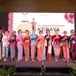 Rampak Sarinah ikut Mengusung Kebaya ke UNESCO POLITIK.SERGAP JAKARTA, || Bersama dengan 10 organisasi/komunitas yang lain, pada Hari Selasa (8/2/23), Rampak Sarinah secara resmi mengusulkan agar Indonesia bergabung dalam pengusulan Kebaya Kerancang dari DKI dan Kebaya Labuh dari Riau sebagai “warisan budaya tak benda” (WBTB) bersama 4 negara Asean yang lainnya. Usulan tersebut disampaikan kepada Pemerintah yang dalam hal ini diwakili oleh Kemendikbud dan Kemenlu. Kesebelas komunitas berkebaya tersebut adalah Perempuan Indonesia Maju, Pecinta Sanggul Nusantara, Kebaya Foundation, Perempuan Berkebaya Indonesia, Komunitas Notaris Perempuan Berkebaya, Pertiwi Indonesia, Himpunan Ratna Busana Surakarta, Yayasan Sekar Ayu Jiwanta, Yayasan Citra Kartini Indonesia, Cinta Busana Nusantara dan Rampak Sarinah. Kemendikbud telah memberikan pengakuan bahwa ke 11 organisasi tersebut sebagai Tim Nasional Kebaya UNESCO. Pernyataan usulan tersebut disampaikan oleh 11 organisasi tersebut dalam acara workshop bertopik “Collaborating to Safeguard the Kebaya of Asean” di Hotel Pullman Central Park, Jakbar. Workshop dihadiri pula oleh perwakilan Kedubes negara-negara pengusul lainnya yaitu Malaysia, Singapura, Brunei dan Thailand. Disampaikan oleh Ketua Panitia, Emi Wiranto dari Komunitas Sekar Ayu Jiwanta bahwa penyelenggaraan workshop tersebut bertujuan mengantar usulan Timnas Kebaya Unesco bersama dengan 4 negara Asean tersebut. Sementara Ketua Timnas Kebaya, Lana Kuncoro menegaskan bahwa komunitas Indonesia siap berkontribusi agar kepengurusan ke UNESCO bisa berjalan lancar. “Tim riset Timnas Indonesia telah siap memasukkan hasil kajian dari berbagai aspek sebagai pendukung pengusulan kami,” jelas Lana yang juga ketua Komunitas Perempuan Maju Indonesia. Pada saat memberikan pernyataan resmi, perwakilan Timnas didampingi oleh 2 pembina Timnas yaitu ibu Putri Kus Wisnu Wardani dan Bp Sidarto Danusubroto yang keduanya adalah anggota Watimpres. Dari pihak Pemerintah hadir Wakil Tetap Indonesia untuk Unesco di Paris, Bp Ismunandar dan Ibu Penny Dewi Herasati. Ketua Institut Sarinah, Eva Sundari menanggapi gembira langkah maju pihak Indonesia tersebut. “Institut dan Rampak Sarinah merasa lega, karena pendaftaran kebaya ke Unesco sudah kami gulirkan sejak tahun 2017. Semoga pendaftaran WBTB segera disusul dengan pengusulan karya-karya budaya yg lain baik di tingkat nasional maupun langsung ke Unesco” jelas Eva Sundari. Ketua Rampak Sarinah Jakarta, Dhini Mudiani ikut menambahkan bahwa Rampak Sarinah mempunyai rencana untuk mengadakan sosialisasi tentang WBTB di daerah-daerah. “Di Surabaya, Rampak Sarinah sudah mengadakan pendekatan dengan Ketua DPR Kota untuk mengadakan kegiatan terkait WBTB Kota Surabaya,” jelas Dhini. (**)